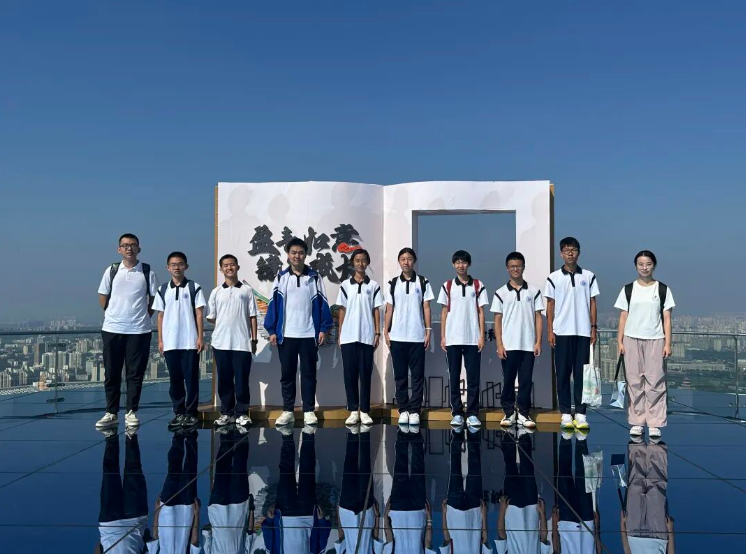 北京十二学子走进丽泽金融商务区：一场成长与未来的“双向奔赴”